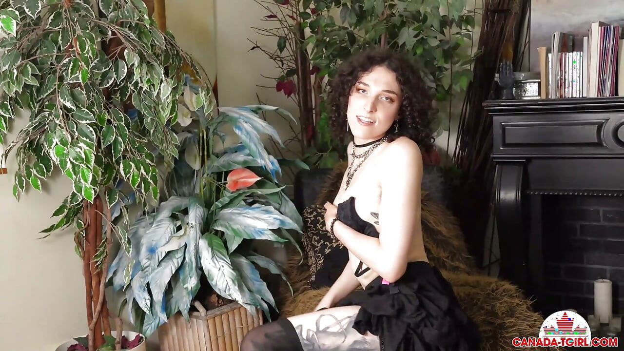 CANADA TGIRL Model trans canadian își provoacă sânii mari naturali într-o sesiune solo