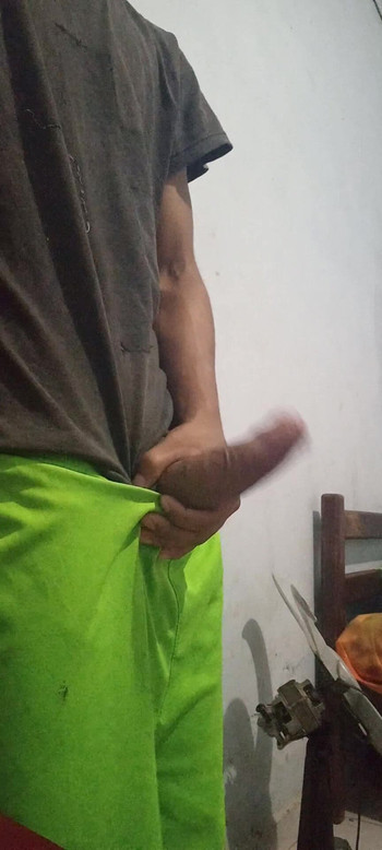 Nestašni mladić pokazuje veliki debeli 🥵 kurac