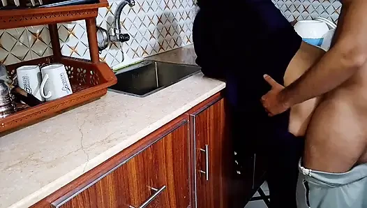 Hintli koca mutfakta karısıyla seks yapıyor