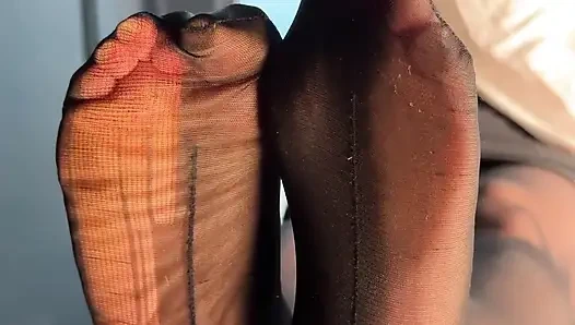 Schau zu, wie ich dich mit meinen zerrissenen nylonfüßen durch das glas necke