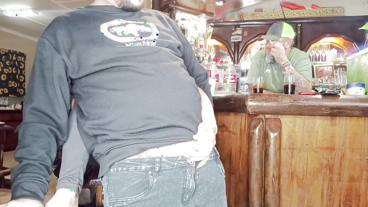 Vizinha Está Fazendo Minha Esposa Enquanto Estou Assistindo Do Site Do Bar