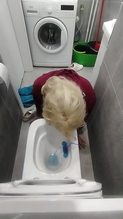 少女荡妇在朋友家的厕所里舔舐