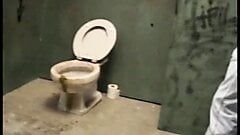 Awek panas berambut saksama suka membersihkan paip lelaki botak melalui lubang gemilang dan dikongkek dalam tandas