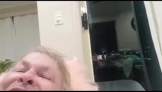Döle aç olgun bayan akşam yemeği alıyor ve dölleniyor