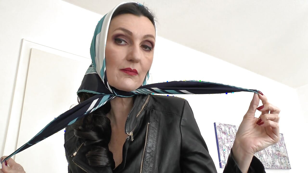 Gyönyörű selyem fejkendő divatbemutató, JOI, Lady Victoria Valente
