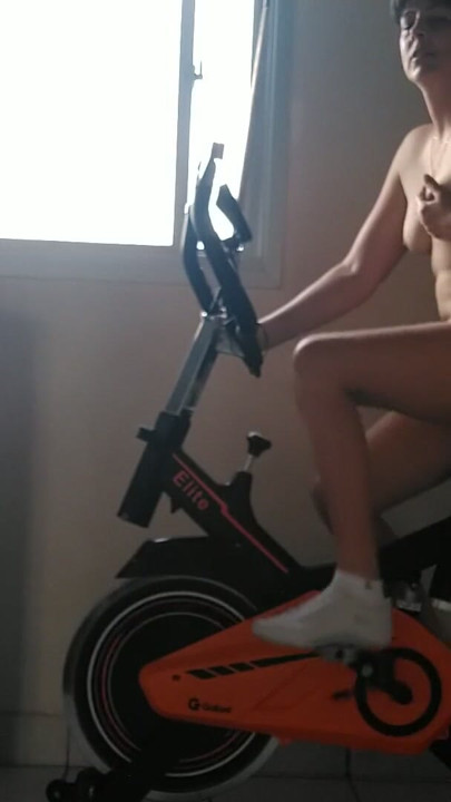Amateur wife masturbates while exercising | Clip 1