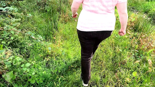 Наклонись на лестницу и покажи мне свои сиськи для пощечины