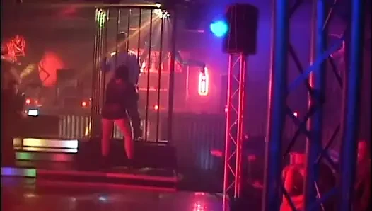 Sikilmeden Önce Üç Büyük Sert Yarak Emmenin Tadını Çıkarıyor