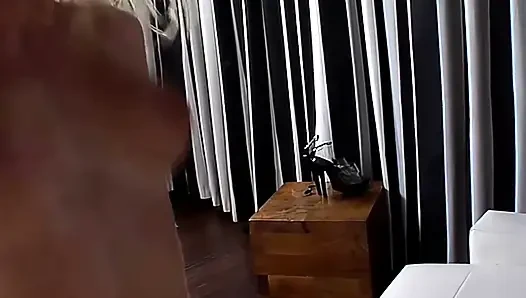 Zunge taucht tief in tropfende muschi bis zum explosiven squirt