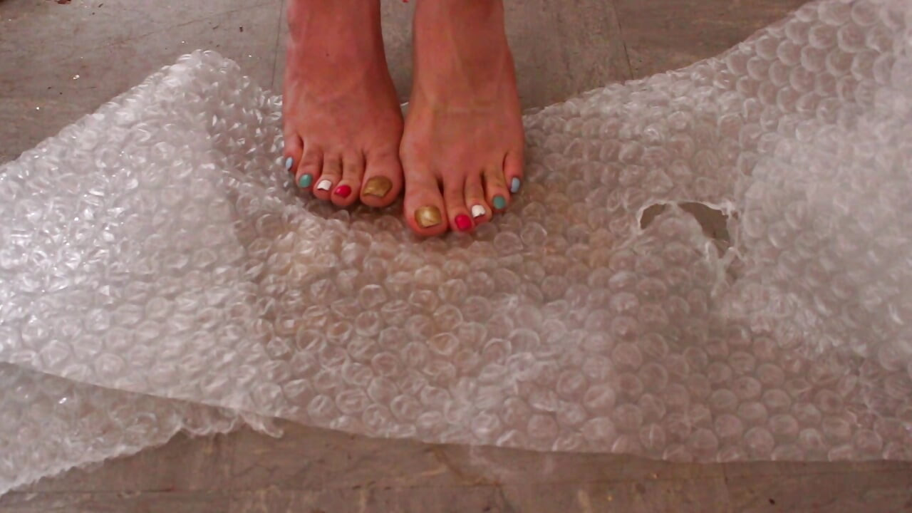 Sissy Trampling Bubble Wrap
