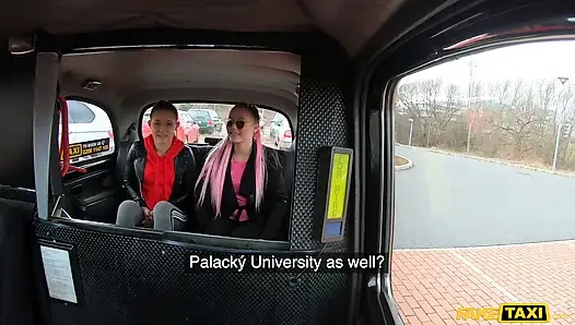 Fake taxi - edepsiz sarışınlar en yakın arkadaşlar Avrupalı taksici tarafından sikiliyor