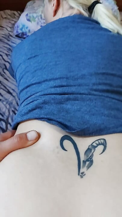Mãe gostosa a ter sexo hardcore com o namorado em estilo de cão e cowgirl com orgasmos intensos