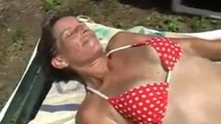 Femme en train de bronzer, jeu dans le jardin