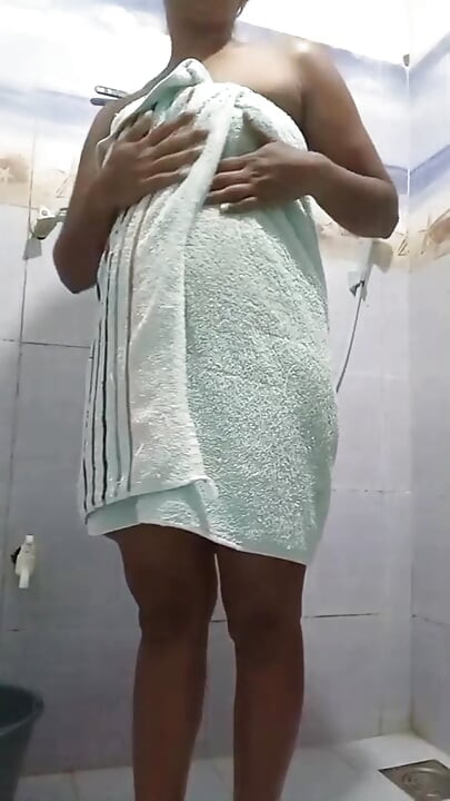 श्रीलंकाई कैंपस गर्ल नहा रही है