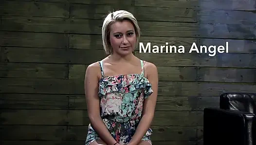 Рабыня-шлюшка получает отработку ее киски с мясистым дилдо!