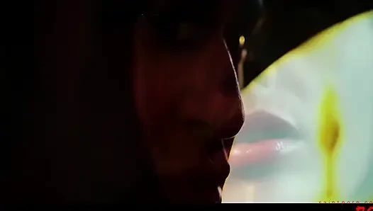 Michelle Moist и Scarlett March наслаждаются грубым сексом с красотками