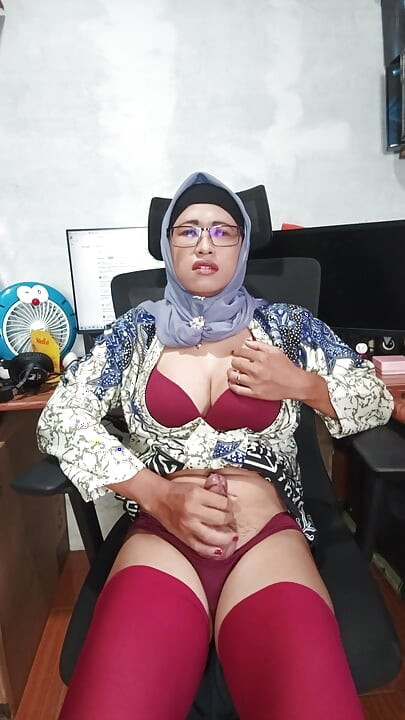 خنثى الحجاب مع الديك الكبير الاستمناء حتى تقذف