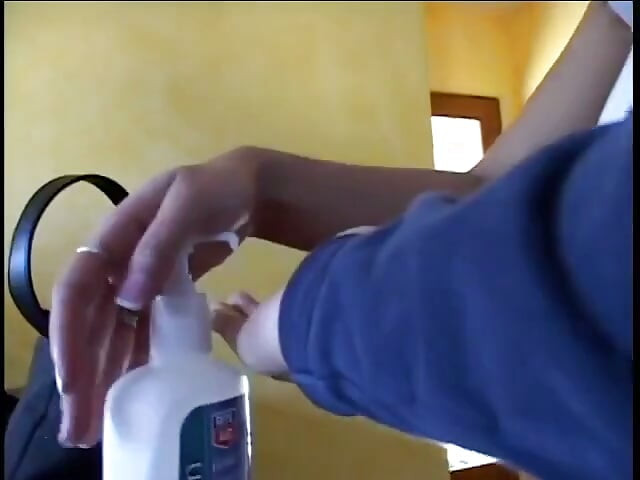 Bruneta sexy cu sfârcuri cu piercing este futută în pizdă, apoi ejaculată pe cur