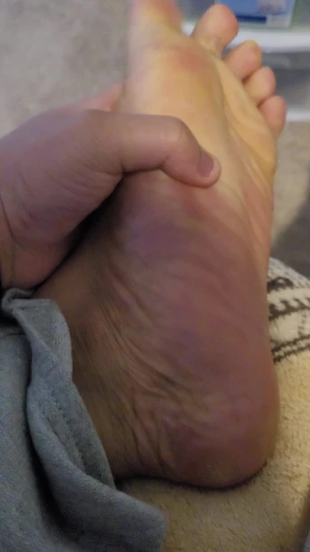 Who wants to cum on my sexy feet!!