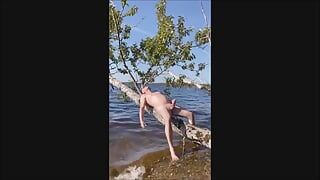 湖で裸