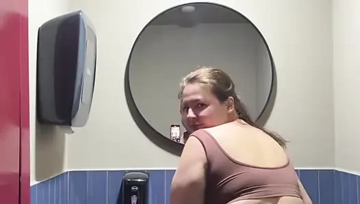 pawg masturbation im öffentlichen badezimmer