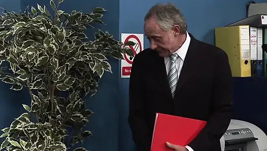 Menjilati memek mengobel memek hitam besar bersetubuh