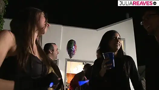 Memek gadis seksi ini dijilat dan di-fingering dan dientot habis-habisan sampai dicrot di dalam