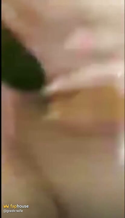 Spielen sie alleine mit riesiger gurke