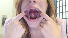Donna calda che mostra i suoi denti perfetti e la sua grande bocca