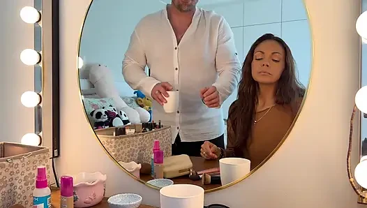 Ateşli orta yaşlı seksi kadın yüzünde ve göğüslerinde patlayana kadar yarak emiyor