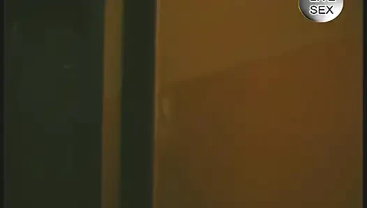 Sarışın hatun sıkı amcığı parmaklıyor ve patlayıcı orgazm oluyor