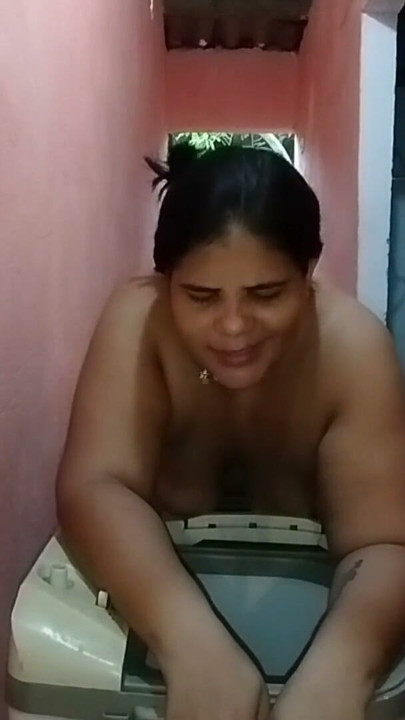 Cuckold suamiku memanggil tetangga untuk memperbaiki mesin cuci dan dia malah ngentot aku enak sampai bokongku… | Klip 2