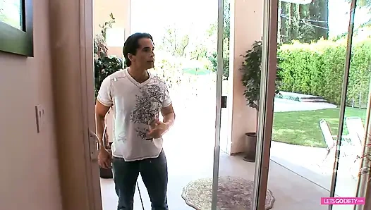 Azgın genç güzel kanepede sikiliyor