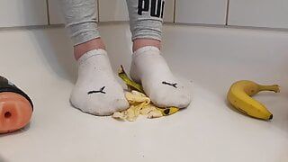 Des chaussettes blanches en désordre écrasent la banane (partie 1 sur 2)