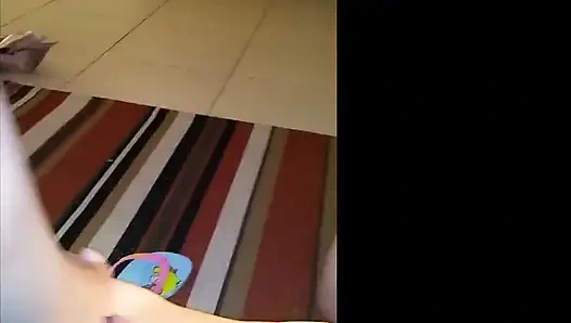 Kiffa испытывает оргазм, сжимая его член и заставляя его поклоняться ее ступням