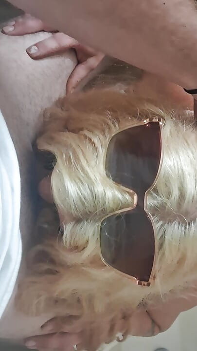 Amateur-milf im hotelbad von großem weißem schwanz gefickt und abspritzen vollgespritzt