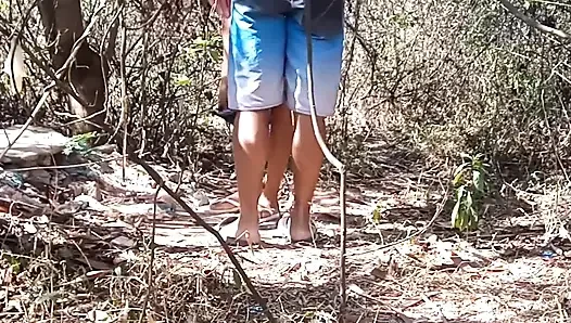 Werde ich dieses köstliche junge Mädchen auf allen Vieren im Wald ficken?