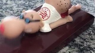 Boneca bebê brincando com gpg