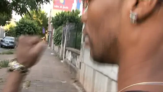 Сучку трахает черный член