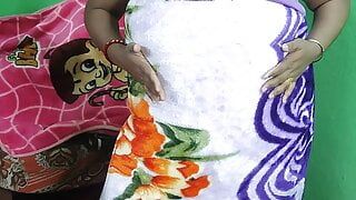Indische sexy moeder Sruti neukt met een witte dildo voor sperma