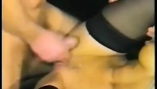 Geiler hengst genießt eine schöne harte ficksession auf dem boden