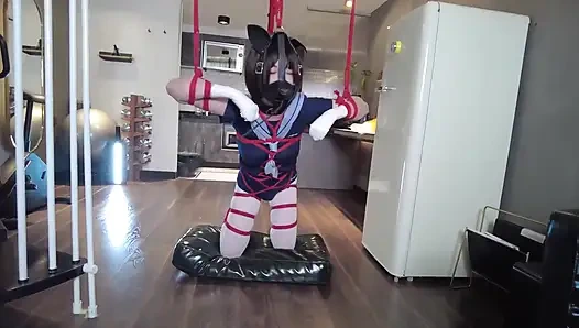 Mz31 - kırmızı iple bağlı ve askıya alınan bir kız orgazm oluyor.