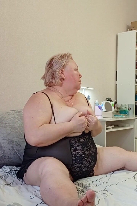義母は彼女の大きな穴をオナニーします