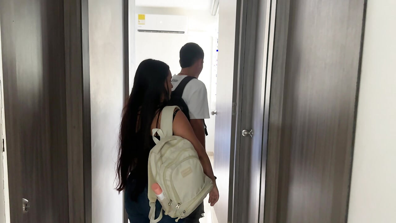 Não há quartos no hotel? Eu tenho que compartilhar uma cama com minha melhor amiga latina