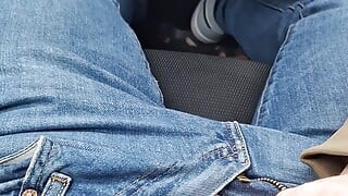 Χοντρή Γερμανίδα πουτάνα παίρνει πίπα σε ένα δημόσιο αυτοκίνητο και καταπίνει χύσια