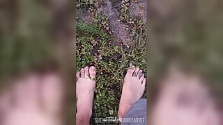 Osjećaj bosih nogu uzemljenja u blatu