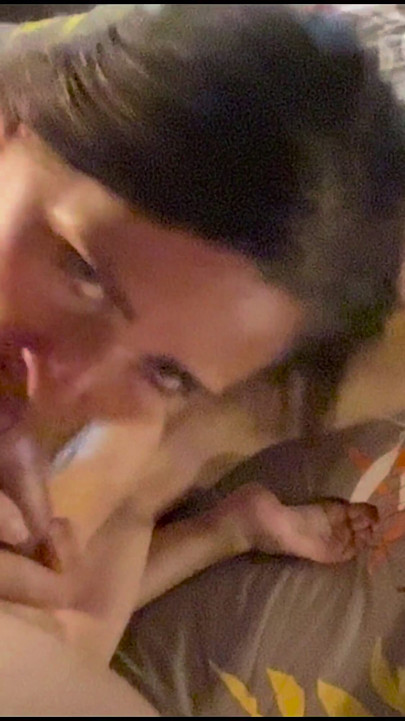 Esposa disfruta de dos pollas grandes, doble corrida en la cara