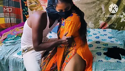 Как только ее муж ушел в офис, Харика тетушка позвонила 18-летнему пареньку, с которым она встретилась в Instagram