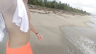 Ich finde ein einsames mädchen am strand und sie lutscht meinen schwanz