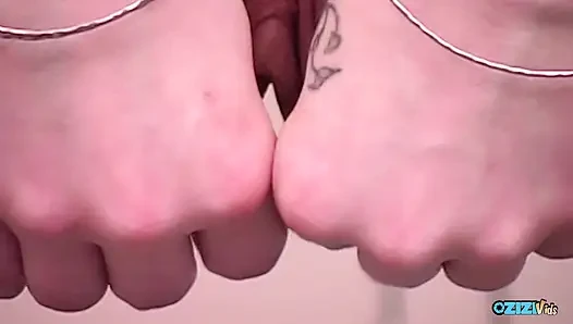 Belirli bir azgın kızın seksi solo egzersiz rutini ve ateşli mastürbasyon seansı